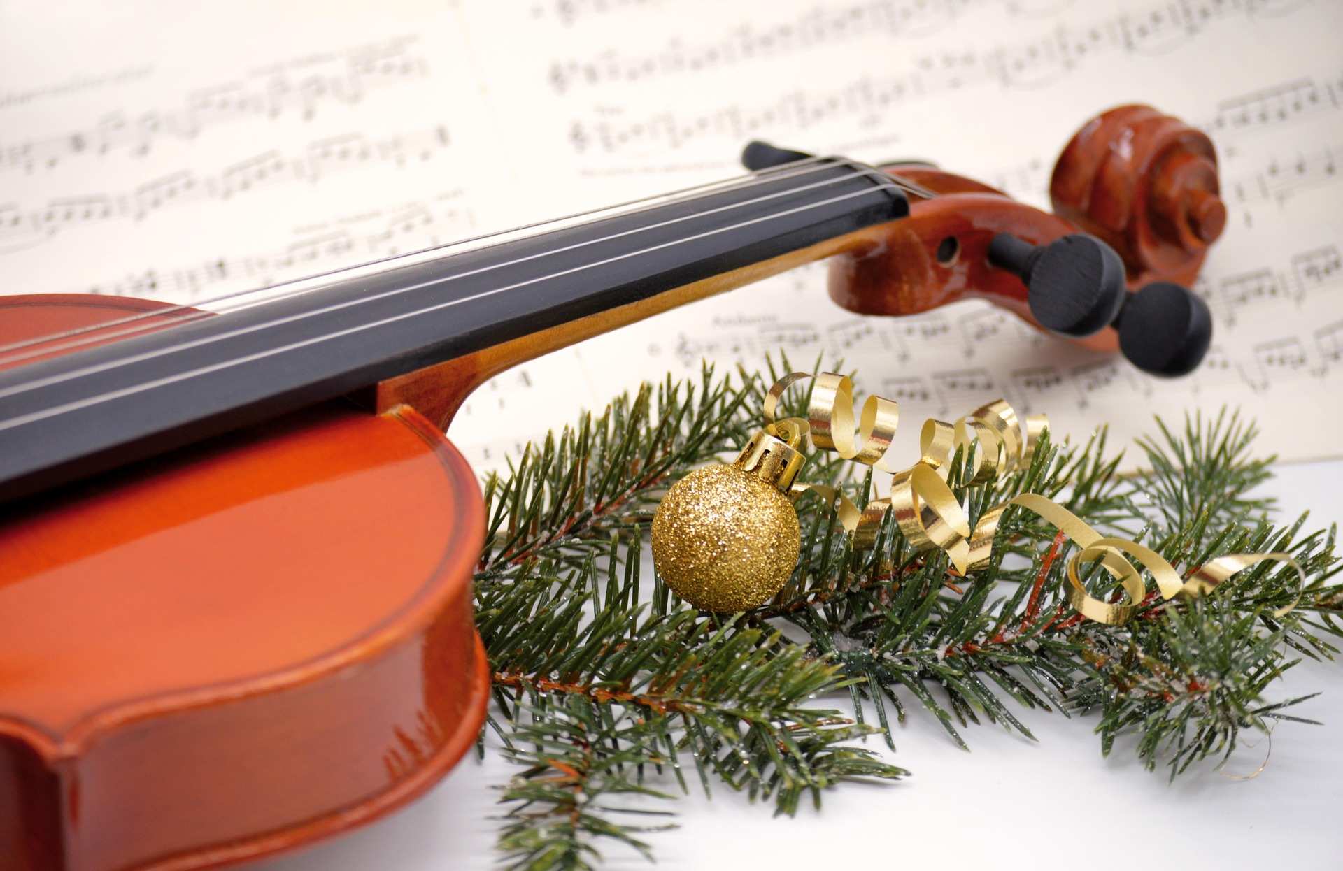 Violine und Weihnachten © Frauke Riether/Pixabay